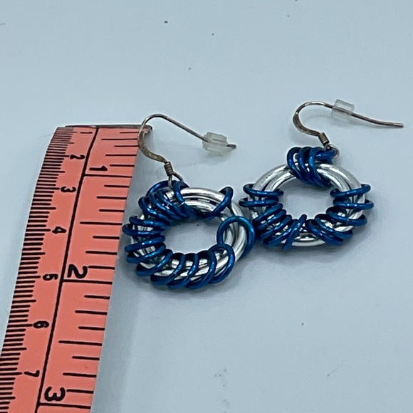 “HANDMADE” SILVER AND BLUE HOOP STYLE PIERCED EARRINGS BY LEE ANN LYNN. - Picture 6 of 7